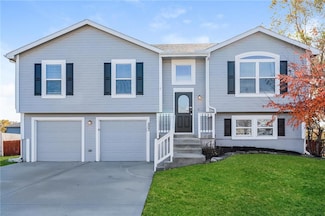 503 Lake Meadows Dr, Smithville, MO 64089