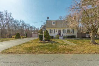 11 Lucy Ln, Somerset, MA 02726
