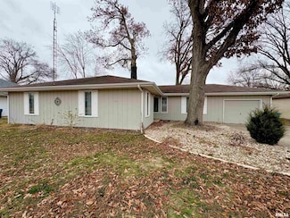 623 Meadowbrook Ln, Centralia, IL 62801