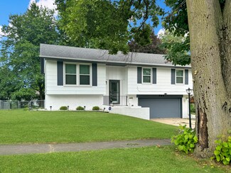 769 S Carthage Dr, Freeport, IL 61032