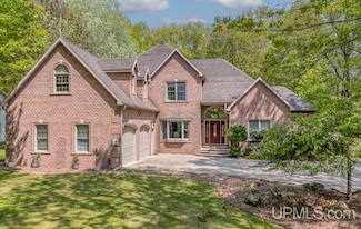 4 Aspen Ln, Gladstone, MI 49837