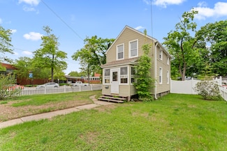 17 Laurel St, Plainville, CT 06062