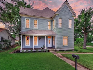 509 E Luhn St, Bellville, TX 77418