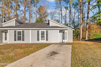 135 Twinwood Dr, Jacksonville, NC 28546