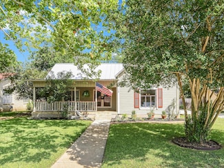 1128 W Hopkins St, San Marcos, TX 78666