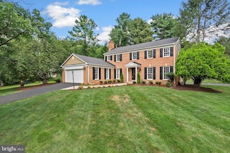 9406 Fairpine Ln, Great Falls, VA 22066