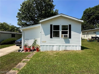 8 Susan Ln, Chardon, OH 44024