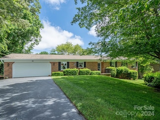 120 W Chippendale Dr, Mills River, NC 28759