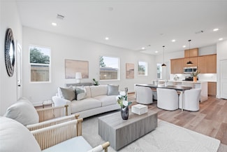 1033 S Victory Dr, Houston, TX 77088