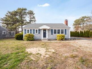 8 Greeneedle Ln, Dennis Port, MA 02639