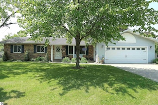 1502 Greenbriar St, Mount Pleasant, MI 48858
