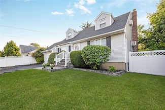 7 Frank Ave, Farmingdale, NY 11735