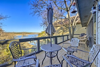 106 Center Cove II Loop, Spicewood, TX 78669
