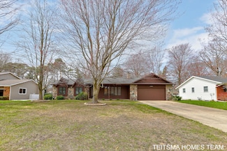15369 Concord Dr, Spring Lake, MI 49456