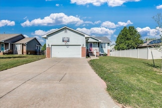 389 E Riley Ave, Haysville, KS 67060
