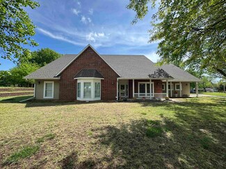 1923 Eastridge Dr, Arkansas City, KS 67005