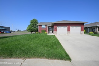 115 18th Ave W, Dickinson, ND 58601