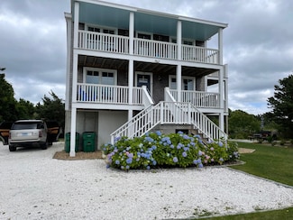 28 Beach Rd, Oak Bluffs, MA 02557