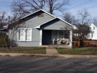 207 E Wallace St, Llano, TX 78643