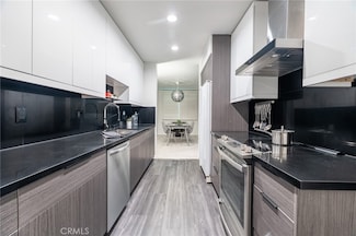 927 N Kings Rd Unit 212, West Hollywood, CA 90069