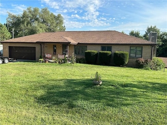 409 Sunset Dr, Smithville, MO 64089