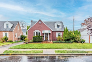 35 Lipton Ln, Williston Park, NY 11596