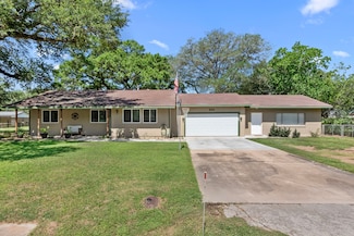 204 King Dr, Columbus, TX 78934
