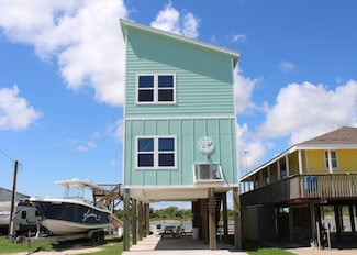 442 Saint Marys Slough Dr, Matagorda, TX 77457