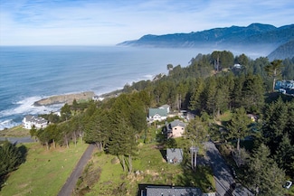 825 Upper Pacific Dr, Whitethorn, CA 95589