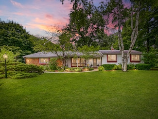 4552 Wagon Wheel Dr, Bloomfield Hills, MI 48301