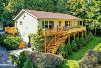 25 Sterling Gardens Dr, Moscow, PA 18444