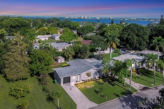 104 24th St NE, Bradenton, FL 34208