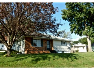 702 17th St, Belle Plaine, IA 52208