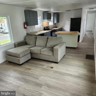 206 Delaware Ave, Williamstown, NJ 08094