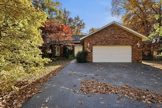 440 Woodland Estates Dr, Valparaiso, IN 46385