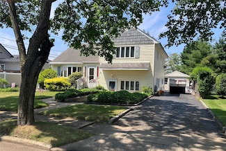 3 Rutland Rd, Massapequa, NY 11758