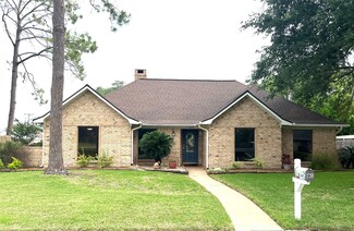 1210 Quail Hollow Dr, El Campo, TX 77437