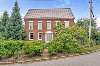 28 Pleasant St, Waldoboro, ME 04572