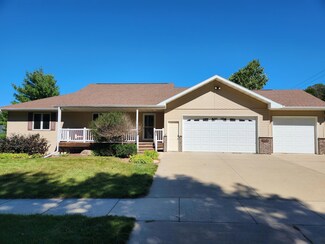 462 4th St SE, Medford, MN 55049