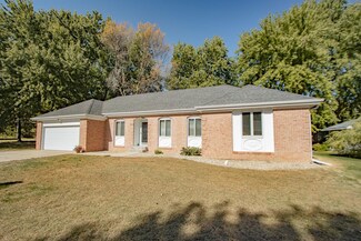 910 6th St, Spirit Lake, IA 51360