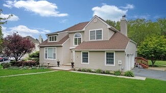 3 Iroquois Dr, Freehold, NJ 07728