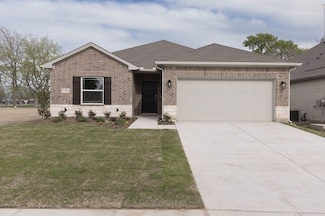 1104 Alexander St, Trenton, TX 75490