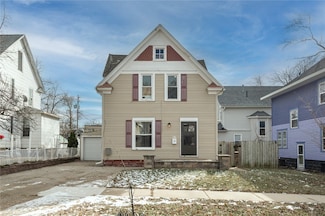 1705 C Ave NE, Cedar Rapids, IA 52402