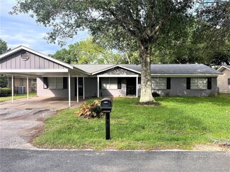 904 Mable St, El Campo, TX 77437