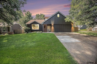 801 Redwood Ln, Papillion, NE 68046