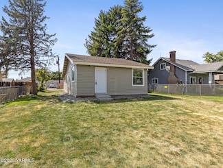 810 S 6th Ave, Yakima, WA 98902