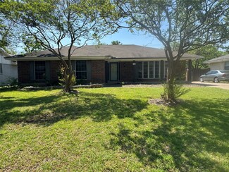 126 W Woodbury Dr, Garland, TX 75041