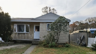 50 Beatrice Dr, Shirley, NY 11967