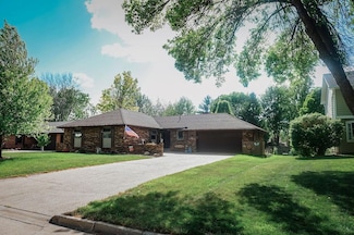 4508 77th St, Urbandale, IA 50322