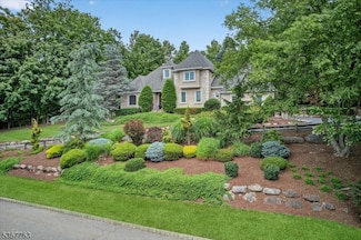 84 Walsh Dr, Mahwah, NJ 07430
